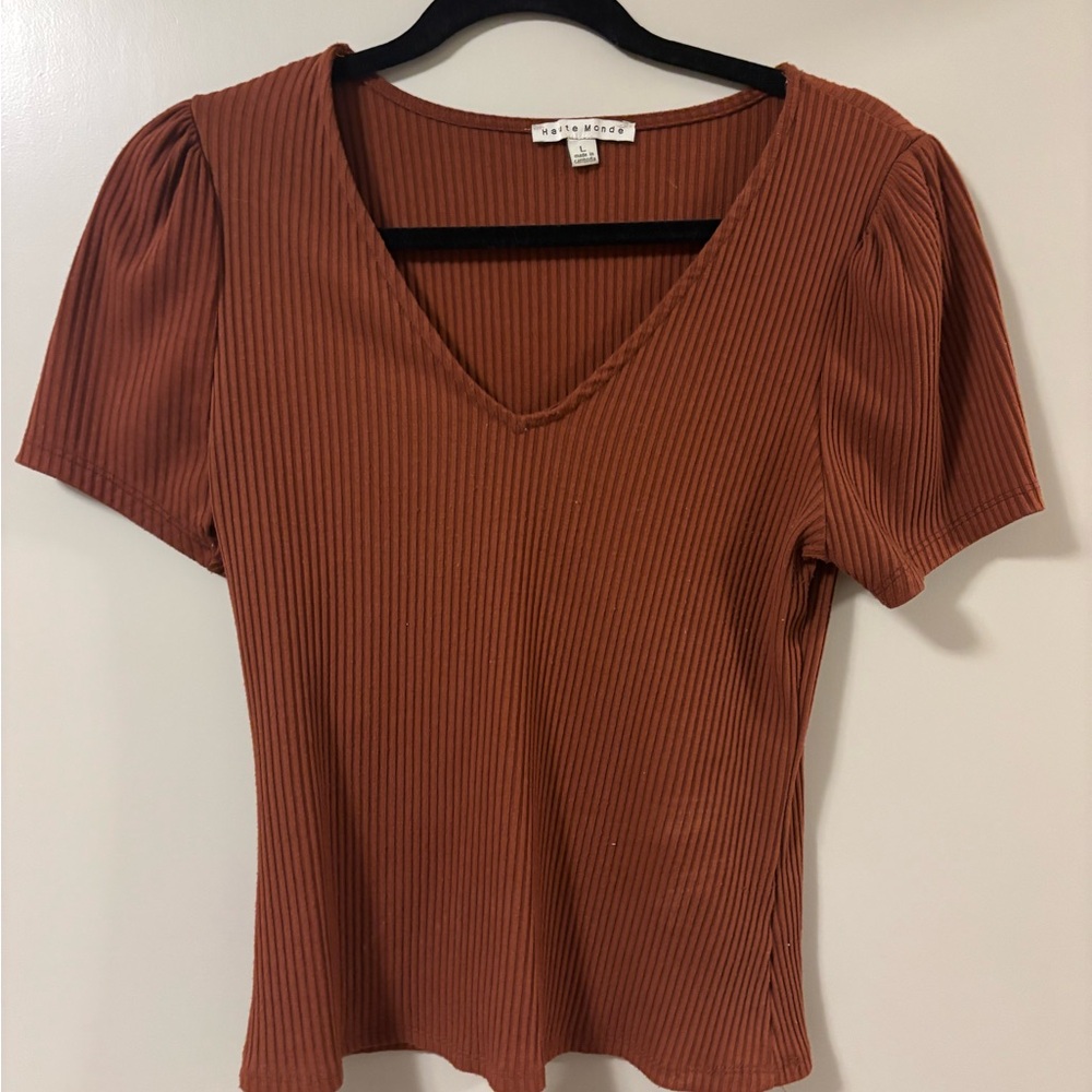 Haute Monde Ribbed V-Neck Top in Warm Brown